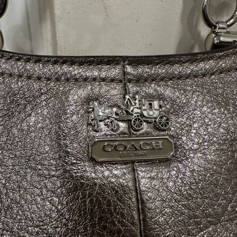 Real❗️COACH metallic bag 💼 like new!! - Picture 3 of 9